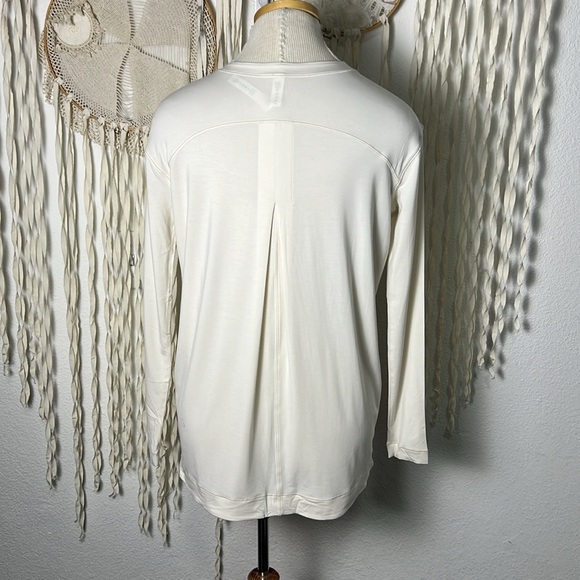 Lululemon NWOT Cream Long Sleeve Tee Pleat Back Size 2 - Picture 9 of 9